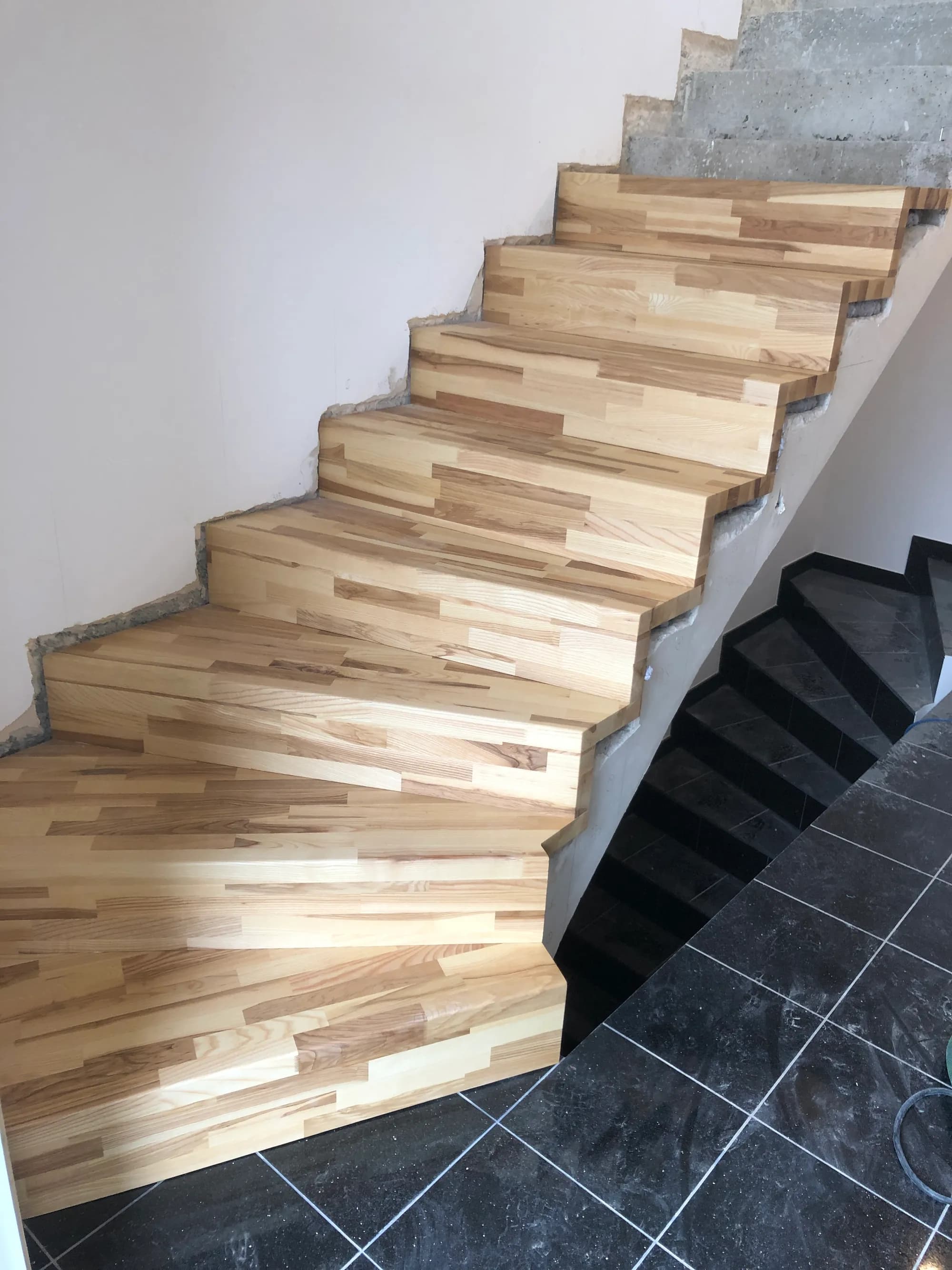 Helle Eschen-Faltwerktreppe von HTS, gefertigt in der Werkstatt in Witten