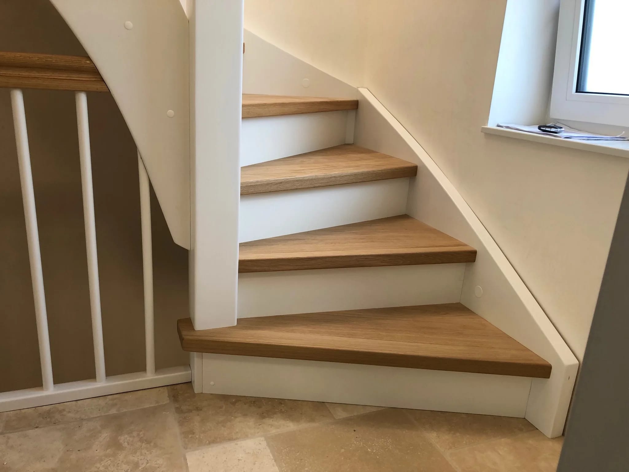New solid wood steps as cladding — contour-accurate, made for the stair tread replacement