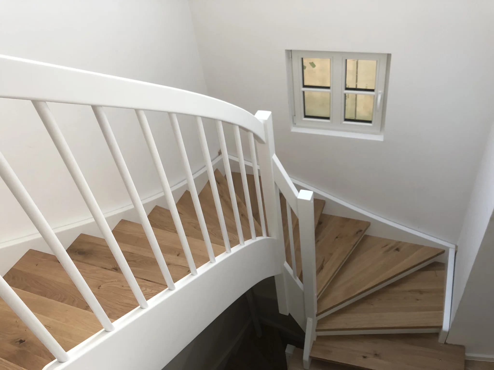 Custom oak staircase with white stringers — example project from the Ruhr area