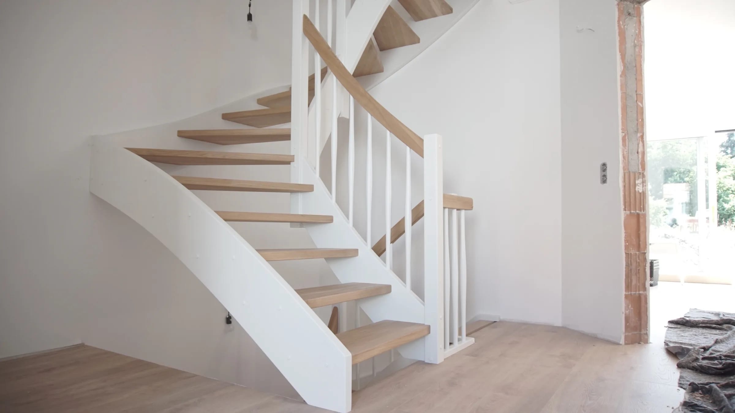 Custom oak wood staircase with posts, handrail and balusters — individual build from Witten