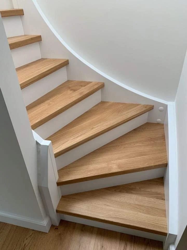 Stringer staircase with oak treads and white stringers — example project from the Ruhr area