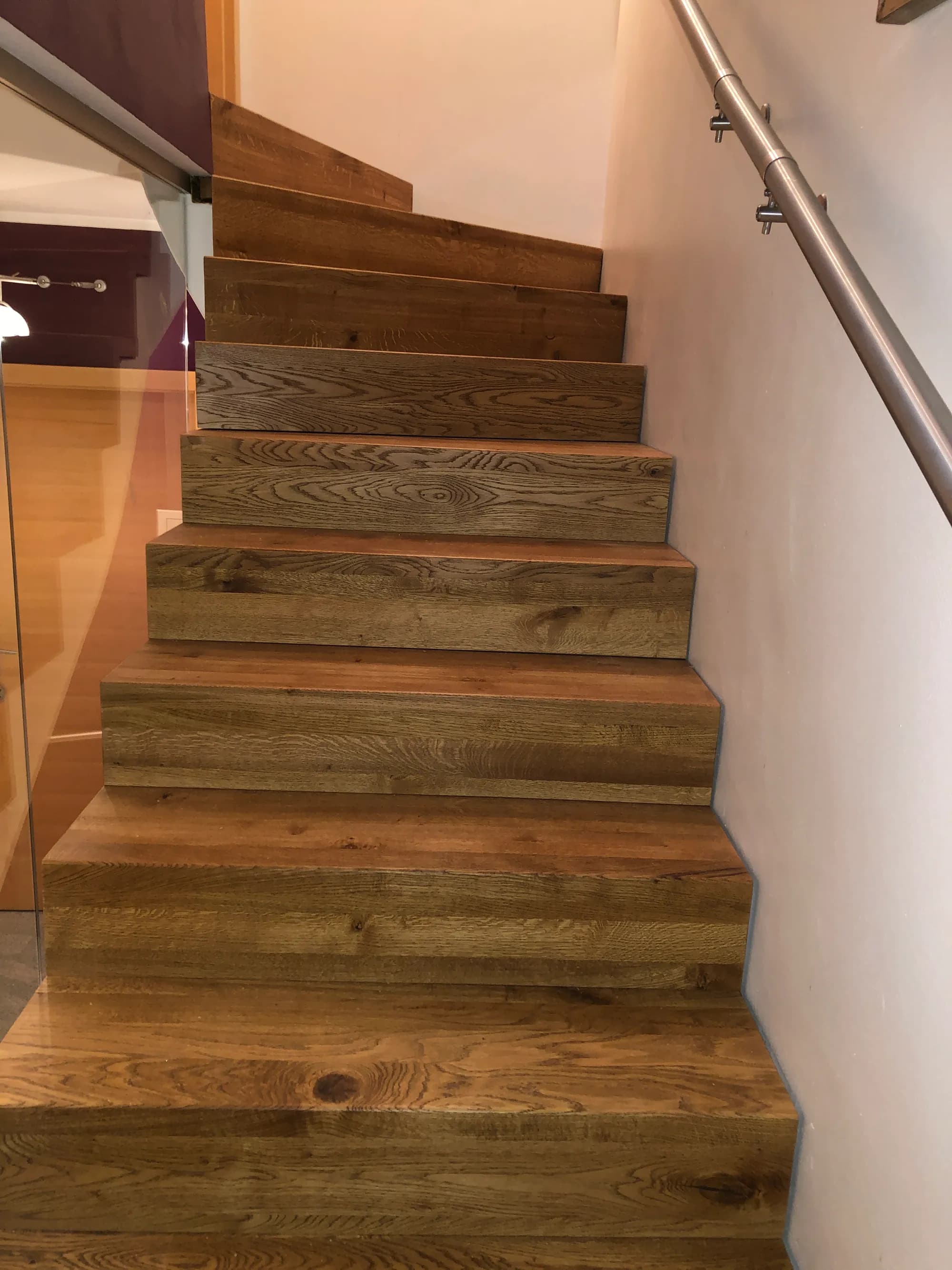 Massive Eichen-Faltwerktreppe mit Edelstahlhandlauf in der HTS-Ausstellung in Witten