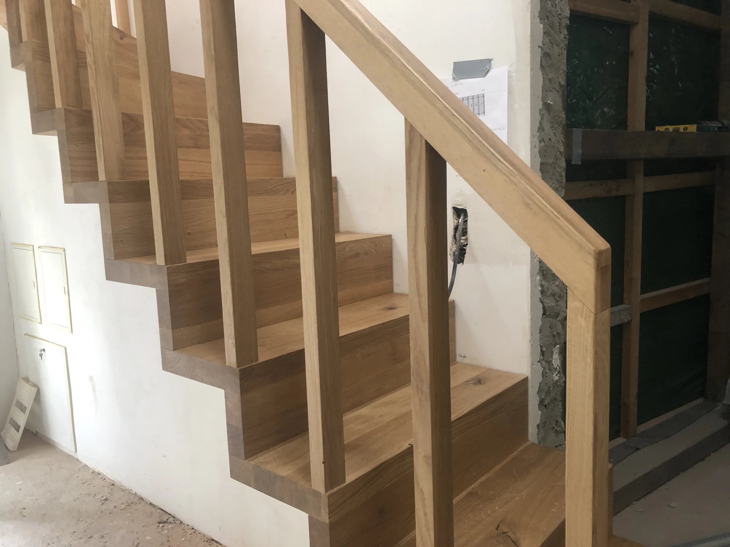 Free-standing folded staircase in oak with posts, handrail and balusters — manufactured in our Witten workshop